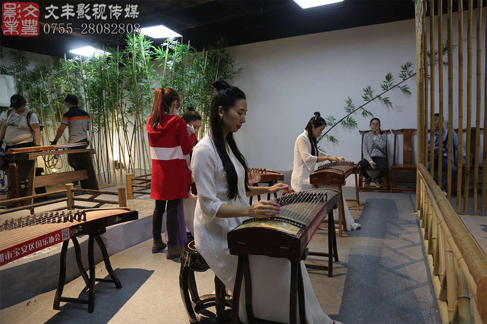 彈奏古箏，傳承文化