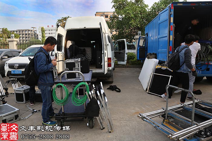 宣傳片拍攝組準(zhǔn)備拍攝的器材，