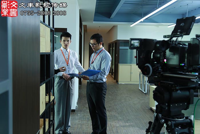 西頓照明公司經(jīng)理親自主演男主角，，津津樂道啊。