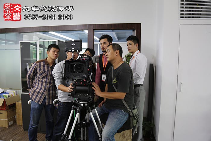 導(dǎo)演用攝像機(jī)記錄下每個(gè)片子的鏡頭，演員們看看自己演藝回放查看片子的完整度