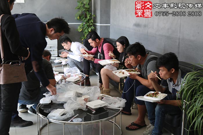 上午的拍攝結(jié)束，對(duì)所有的拍攝回放仔細(xì)檢查合適，收工準(zhǔn)備吃飯了