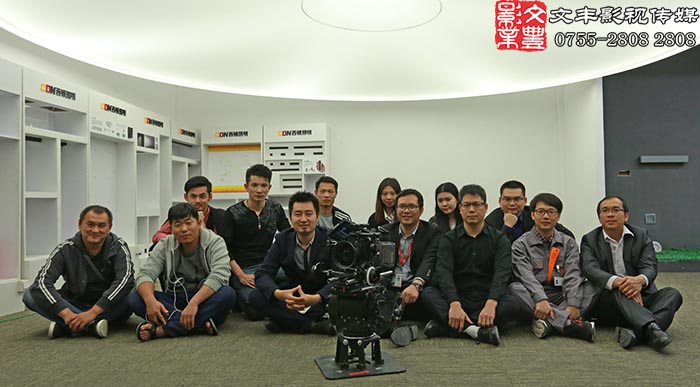 拍攝結(jié)束我們大家合影留念，期待片子上映。